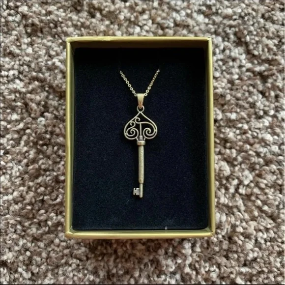 Taylor Swift Silver Key Necklace - Picture 9 of 12
